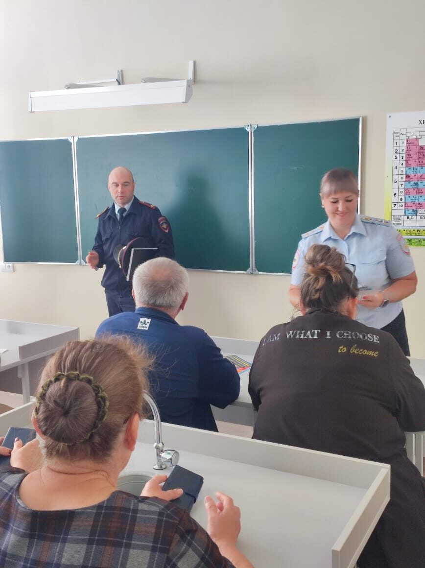 В Алексеевском городском округе полицейские провели с педагогами беседы о распространенных схемах мошенничеств.
