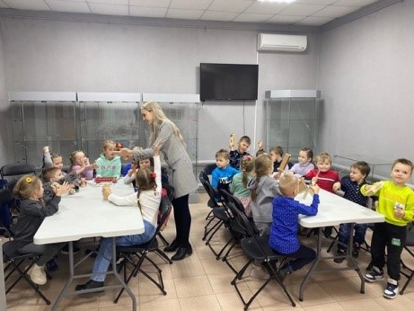 Сегодня в Алексеевском краеведческом музее прошла захватывающая игра «Кручу, верчу, запутать хочу» для малышей из детского сада №2..