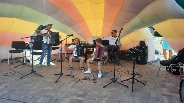 На концерте «Тебе, любимый город» жители и гости Алексеевского городского округа познакомились с инструментальным ансамблем «Слобода», созданным в рамках проекта с тем же названием.