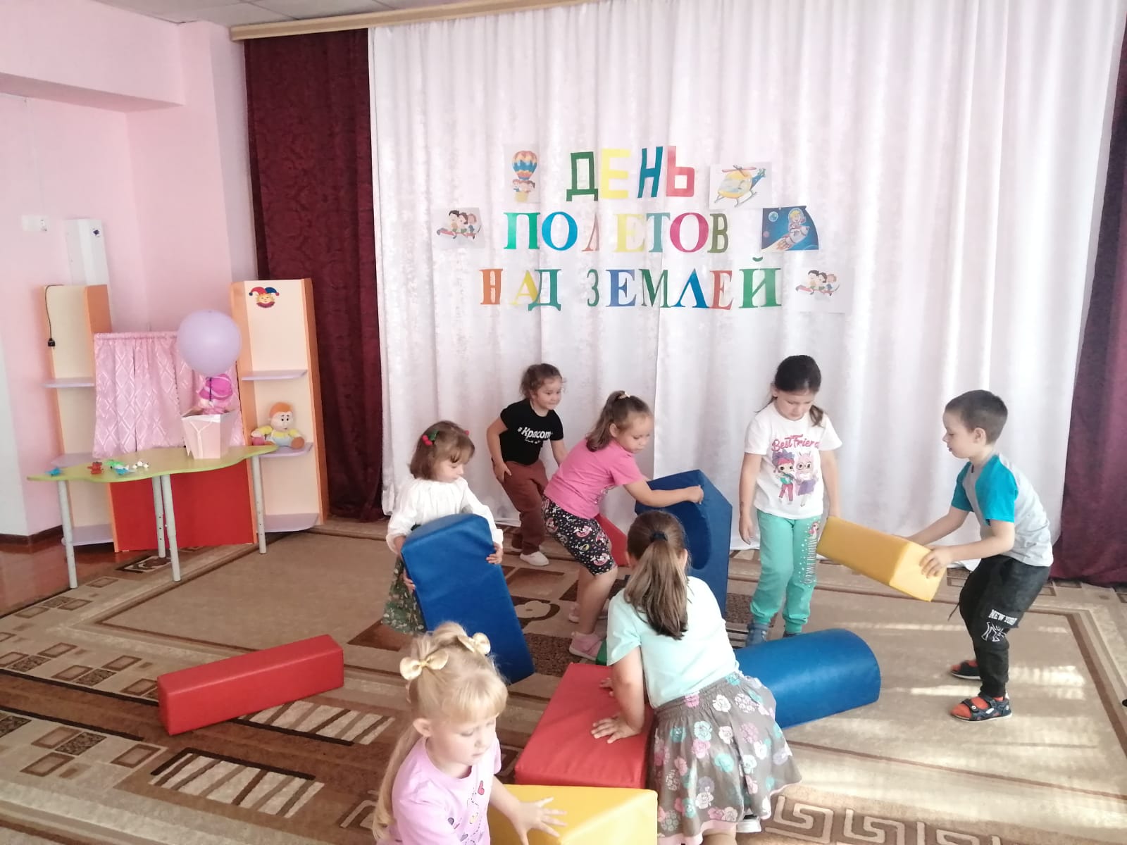 В детских садах Алексеевского городского округа прошло тематическое мероприятие, посвященное полетам над Землей.