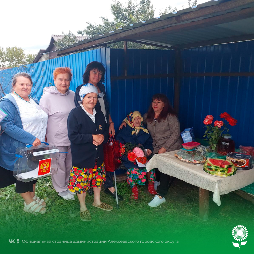 Сегодня свой 95-летний юбилей отметила жительница хутора Покладов, труженик тыла Анфиса Артёмовна Дураченко.