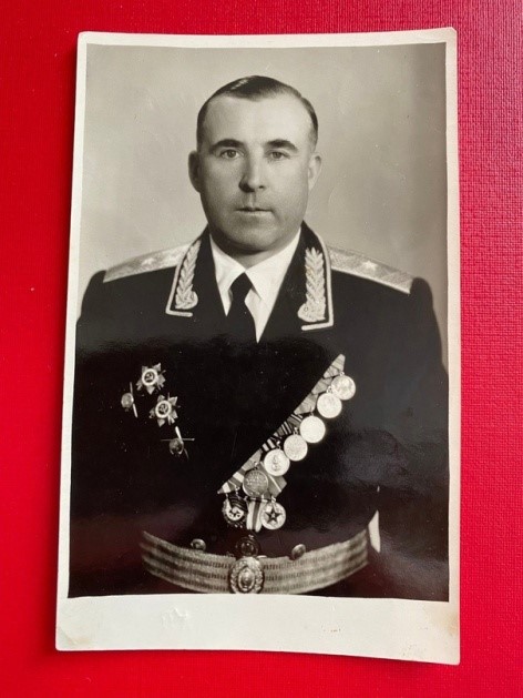 Гребенников Александр Иванович (1913-2000) - военачальник, генерал-майор. Из семьи рабочих. Окончил семилетнюю школу в Алексеевке (1931 г.)..