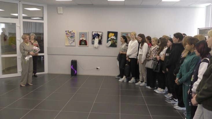 В Детской школе искусств состоялось открытие персональной выставки «Магия рукоделия» Анастасии Гончаровой, члена Союза Акварелистов России.