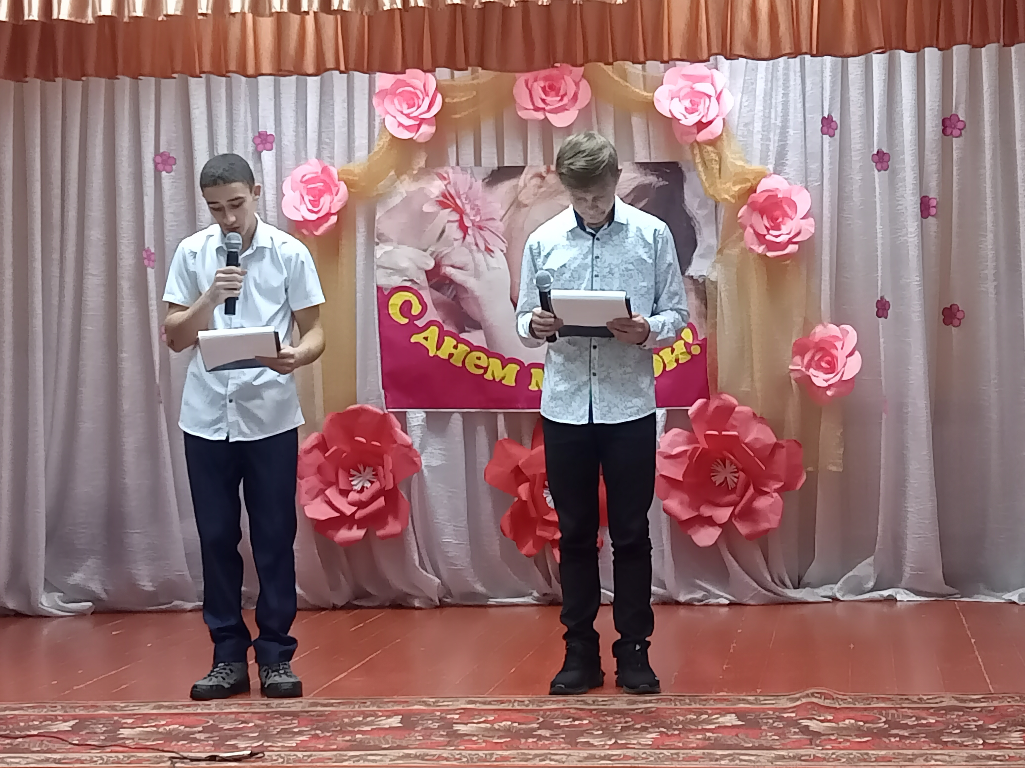 В Ковалевском сельском Доме культуры прошла концертная программа «Да будет главным самым в этом мире слово «мама».