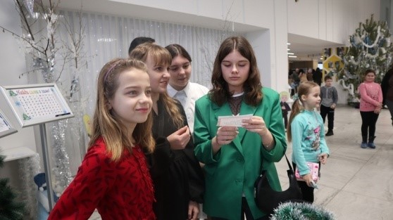 Жители и гости города Алексеевки приняли участие в интеллектуально-познавательной программе «Новогодний переполох», организованной сотрудниками центральной библиотеки.