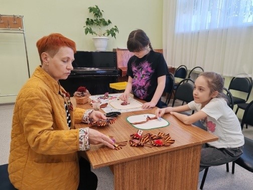 Руководитель студии ДПТ «Золотой лоскуток» Александра Сонина провела мастер-класс «Георгиевская ленточка».