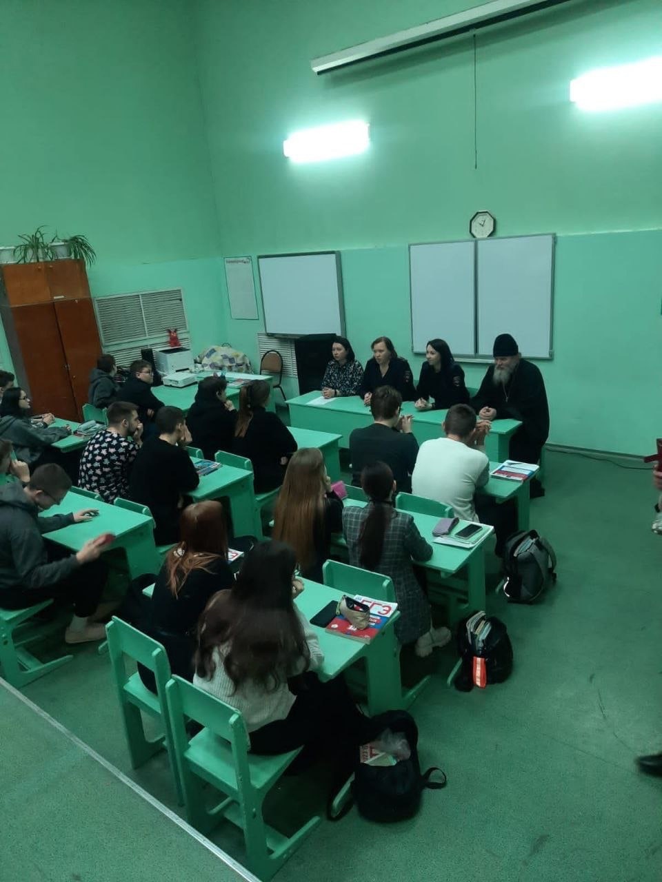 Медицинская сестра наркологического кабинета детского поликлинического отделения Комарова Н.И. провела встречу с обучающимися городской школы номер 4