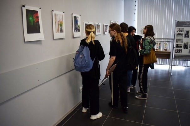 Приглашаем Вас посетить фотовыставку &quot;Остановись, мгновенье&quot;, которая открылась в «Детской школе искусств» города Алексеевки!.