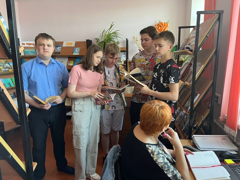 В рамках акции «День русского языка» специалисты БУСОССЗН «КЦСОН» Алексеевского городского округа вместе с ребятами посетили школьную библиотеку.