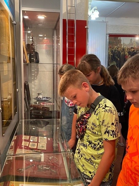 Сегодня, воспитанники летнего лагеря «Следопыт» МБОУ &quot;СОШ №4&quot; посетили Алексеевский краеведческий музей.