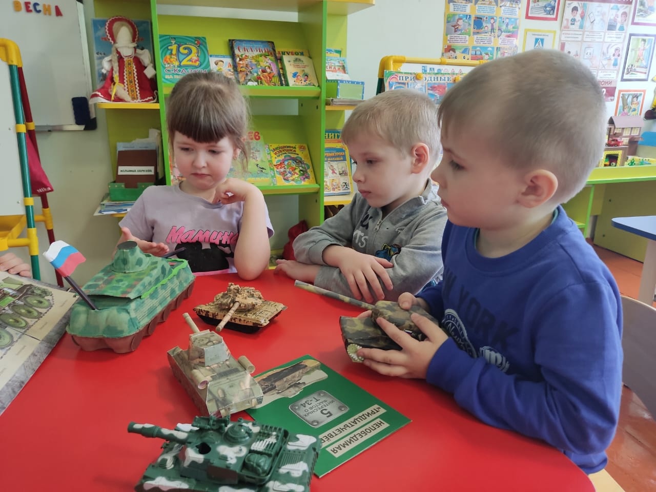 В детских садах округа отметили Международный день танкиста.