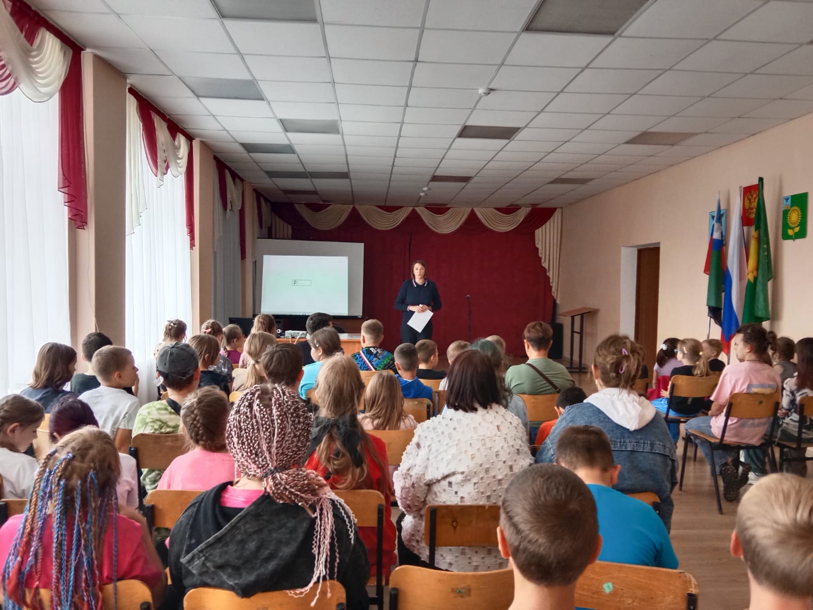 Сотрудники Госавтоинспекции провели встречу с детьми, посещающими летний школьный лагерь на базу МБОУ «СОШ №3» г. Алексеевка.