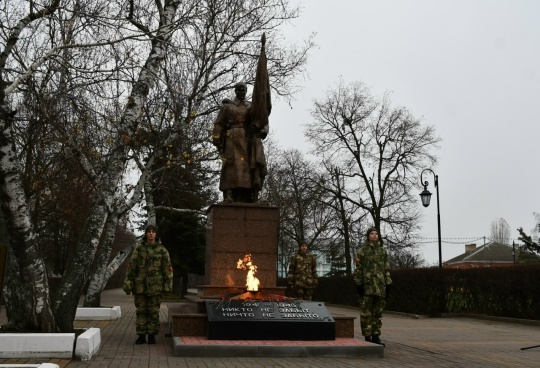 Возложение цветов к Памятнику неизвестного солдата.