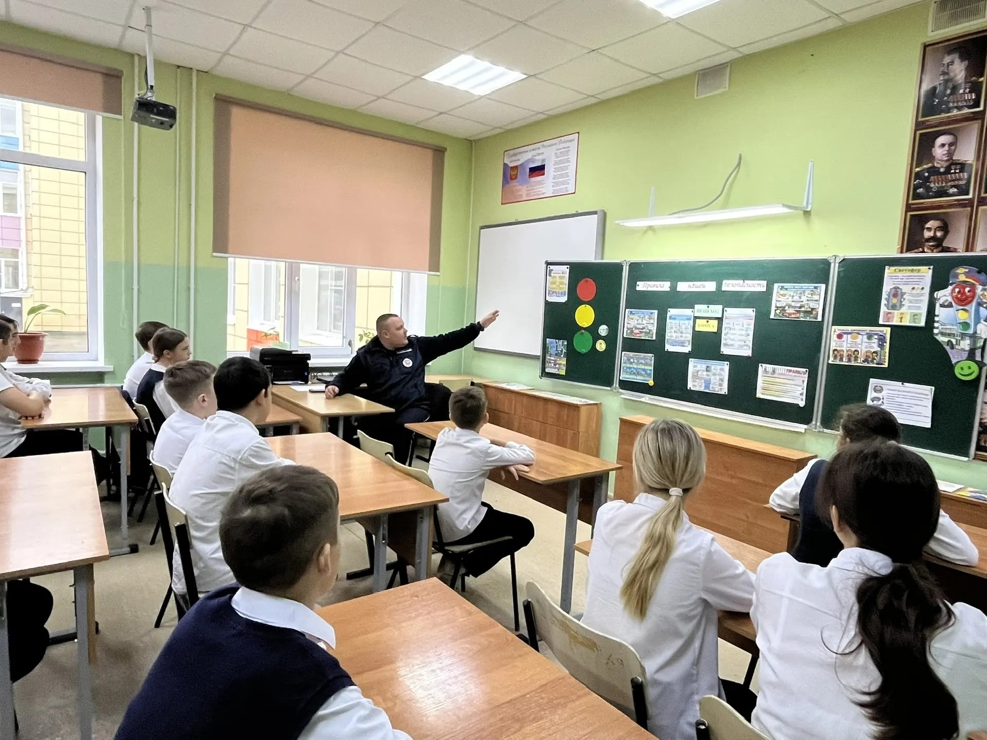 В рамках обеспечения комплексной безопасности детей и профилактики детского дорожно-транспортного травматизма 4 декабря 2025 года в СОШ № 3 сотрудником  Госавтоинспекции было организовано профилактическое мероприятие с учащимися 6-х классов.