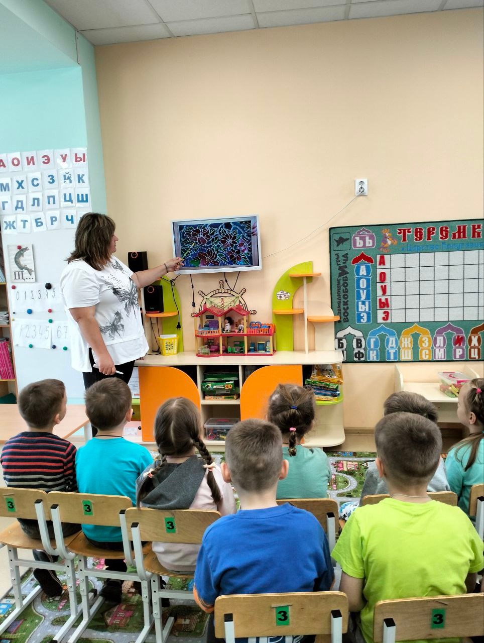 Воспитанники детских садов Алексеевского городского округа познакомились с новым для них понятием – «витраж».
