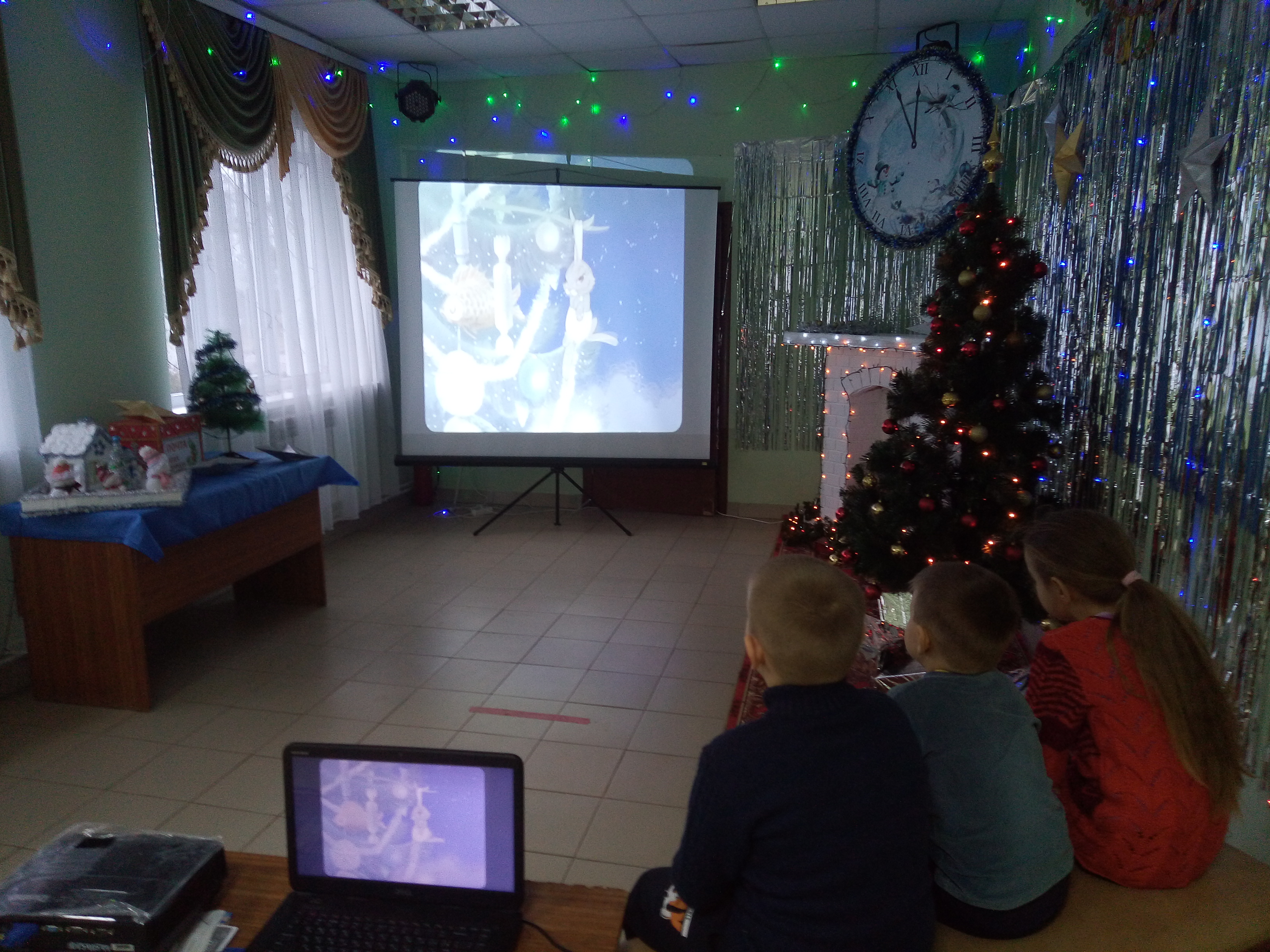 В Ковалевском сельском Доме культуры прошел мультсеанс «Нам праздник веселый зима принесла»