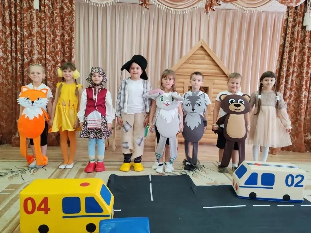 В детском саду № 3 дети вместе с автоинспектором приняли участие в интерактивном тренинге, где в игровой форме изучали основы безопасного поведения на дороге.