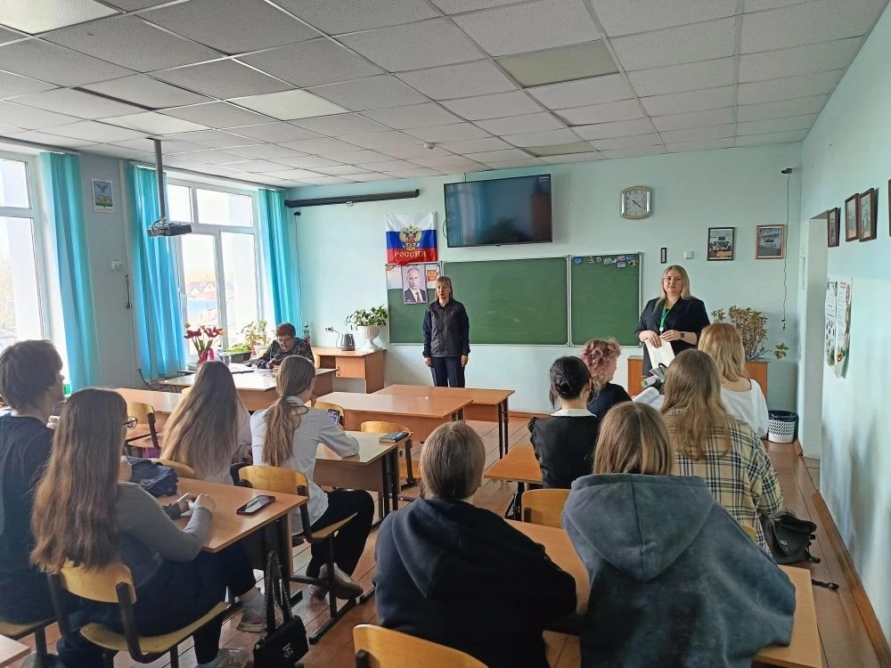 Сотрудник кадрового подразделения и сотрудник ПДН встретились с учениками 11 классов Алексеевских школ.