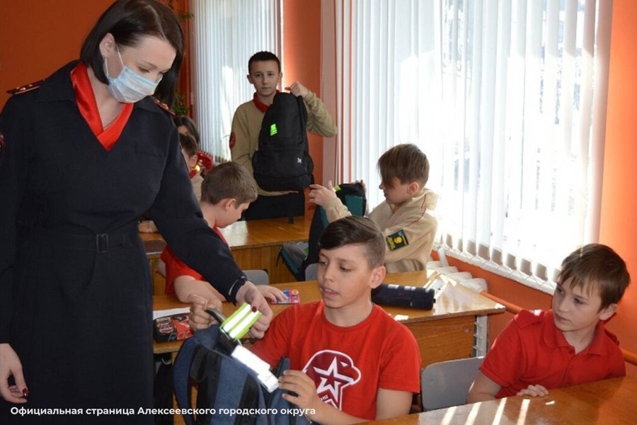 В Алексеевке автоинспекторы со школьниками начали подготовку к каникулам