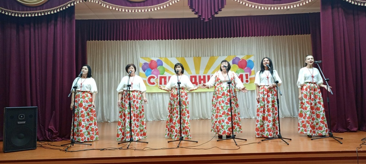 Красивым и незабываемым получился праздничный концерт, посвященный Дню матери в Красненском модельном Доме культуры.