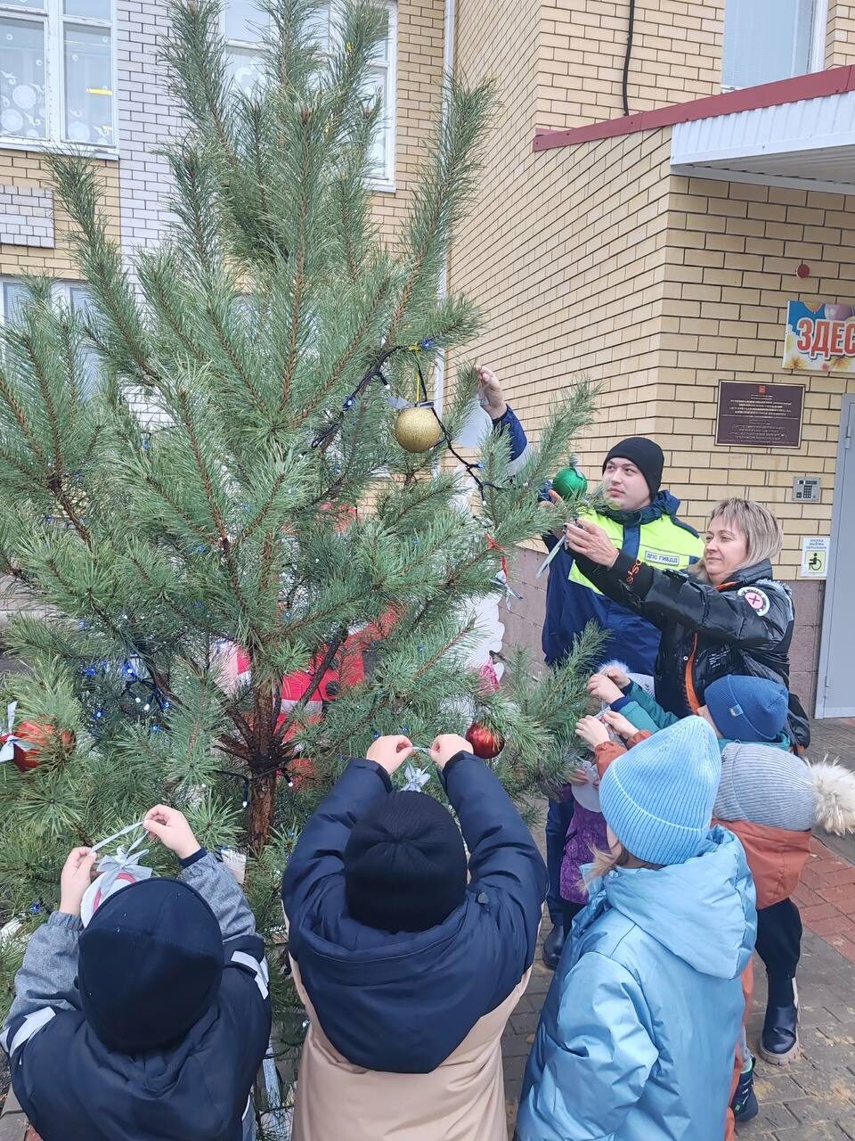 В преддверии Нового Года алексеевские воспитанники детского сада приняли активное участие в пропагандисткой акции «Ёлка ПДД».