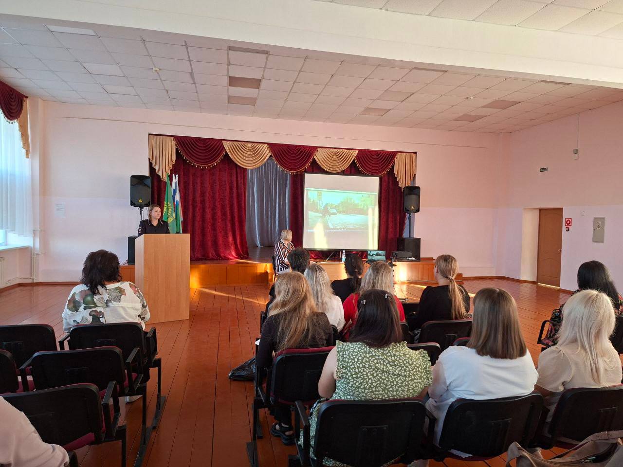 Сотрудники правоохранительных органов продолжают проведение бесед с родителями школьников о безопасности детей в школьный период.