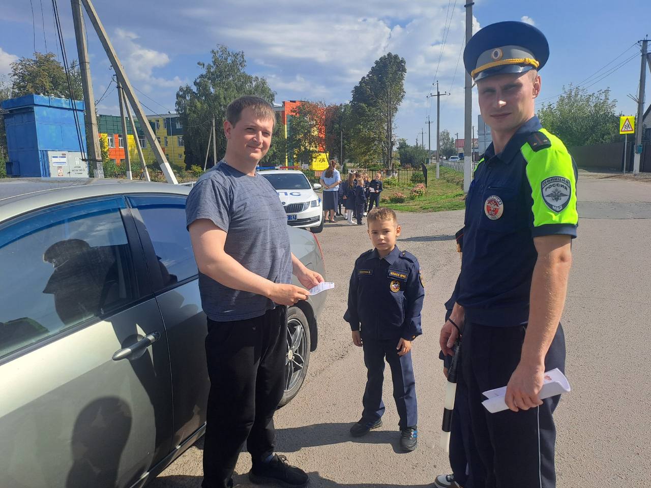 Сотрудники Госавтоинспекции совместно с участковым уполномоченным полиции и  кадетами Иловской СОШ в рамках недели безопасности дорожного движения провели акцию «Письмо водителю».