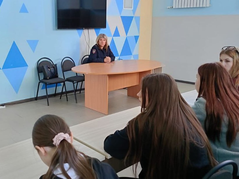 В Алексеевском колледже сотрудниками ПДН ОМВД России «Алексеевский» проведена встреча со студентами, целью которой стала профилактика преступлений и правонарушений, совершаемых несовершеннолетними.