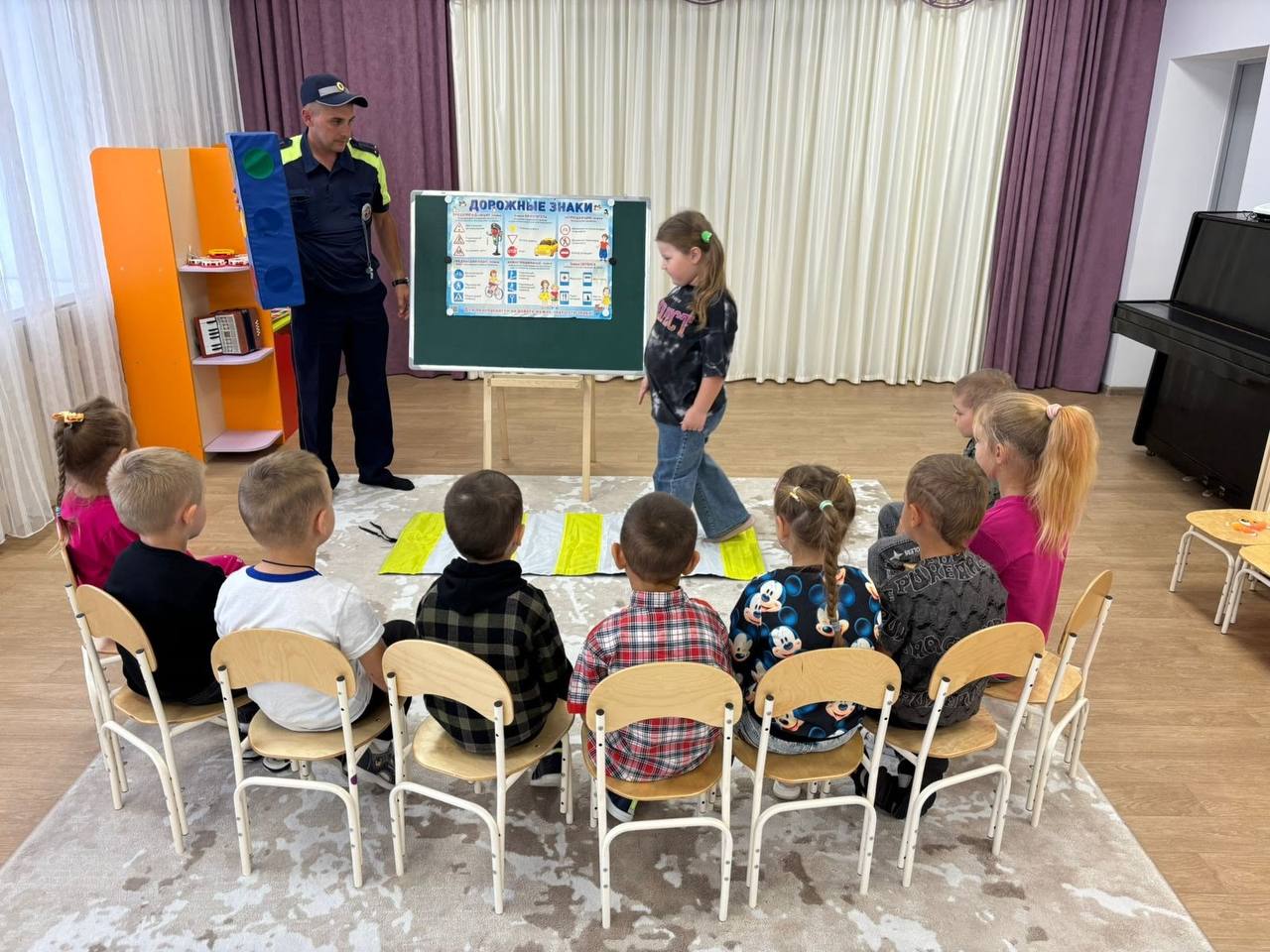 Сотрудник Госавтоинспекции посетил детский сад № 14 и напомнил детям Правила дорожного движения и научил применять свои знания в области дорожного движения в повседневной жизни.