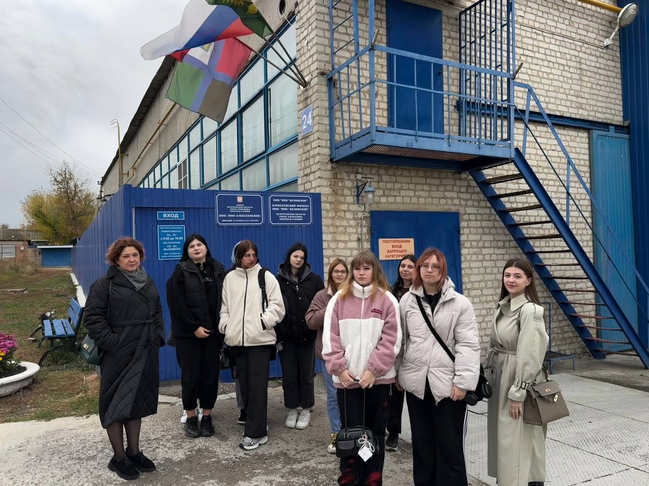 В процессе реализации проекта &quot;Содействие формированию предпринимательских компетенций у жителей Алексеевского муниципального округа&quot; сотрудники отдела по развитию предпринимательства вместе со студентами отправились на производство.