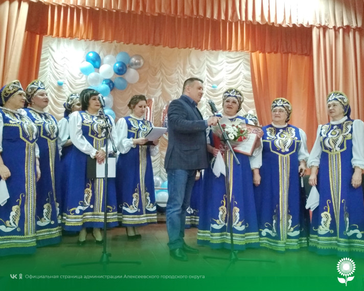 В Глуховском модельном Доме культуры отпраздновали 10-летие творческой деятельности Народного самодеятельного коллектива вокального ансамбля «Околица». В Глуховском модельном Доме культуры отпраздновали 10-летие творческой деятельности Народного самодеятельного коллектива вокального ансамбля «Околица».