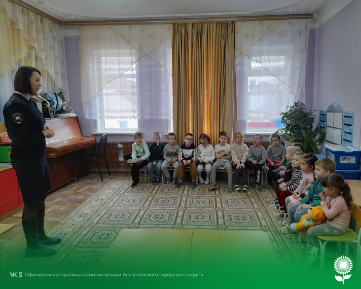 Алексеевские дошкольники совместно с автоинспекторами повторили Правила дорожного движения. Алексеевские дошкольники совместно с автоинспекторами повторили Правила дорожного движения.