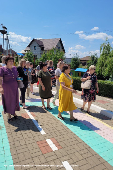 Сотрудники детских садов Алексеевского городского округа посетили образцовый детский сад «Радуга» в поселке Вейделевка.