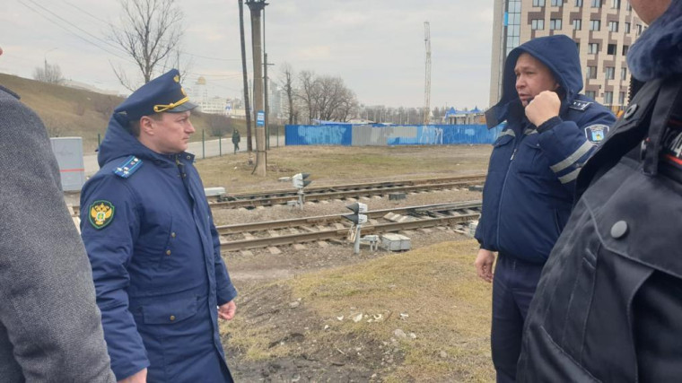 Белгородской транспортной прокуратурой проведены профилактические мероприятия по вопросам безопасности дорожного движения на железнодорожных переездах. Белгородской транспортной прокуратурой проведены профилактические мероприятия по вопросам безопасности дорожного движения на железнодорожных переездах.