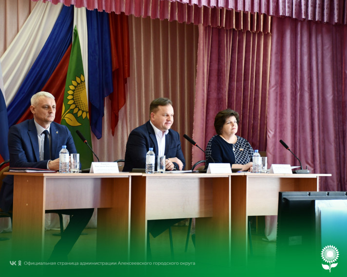 В Алексеевском городском округе в с.Меняйлово  состоялось совещание с жителями и активом сельской территории.