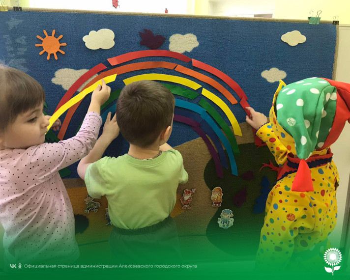 В детских садах Алексеевского городского округа прошла игровая развлекательная программа «Дом веселых затей».