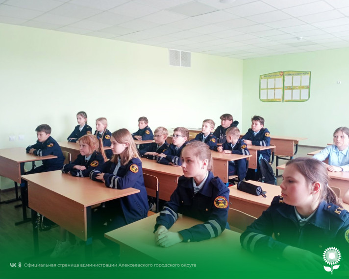 В Алексеевке автоинспекторы провели для кадетов классный час по дорожной безопасности. В Алексеевке автоинспекторы провели для кадетов классный час по дорожной безопасности.