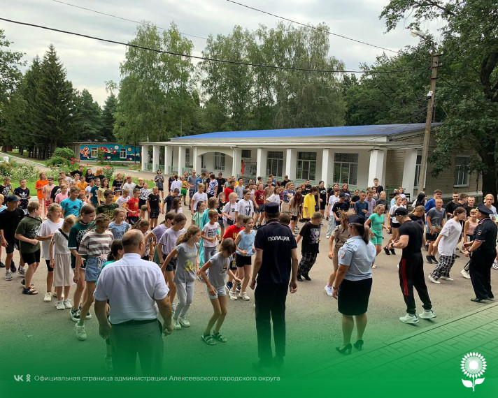 В лагере «Солнышко» сотрудники полиции провели мероприятие «Зарядка со стражем порядка». В лагере «Солнышко» сотрудники полиции провели мероприятие «Зарядка со стражем порядка».