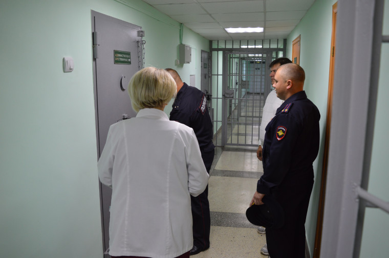 В Алексеевке представитель Общественного совета при ОМВД с проверкой посетил изолятор временного содержания. В Алексеевке представитель Общественного совета при ОМВД с проверкой посетил изолятор временного содержания.