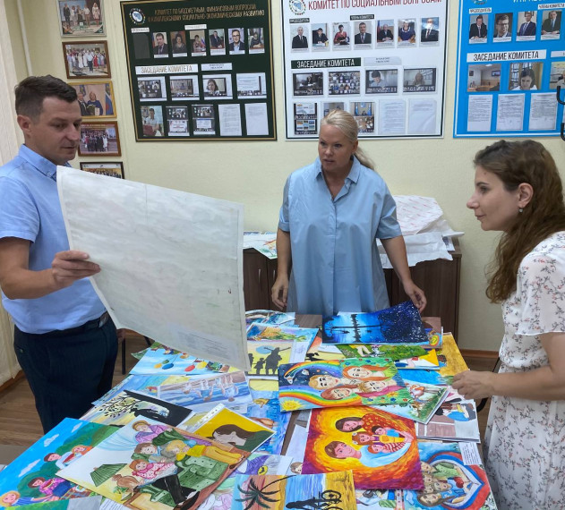 Подведены итоги детского регионального конкурса рисунков, посвященного Дню семьи, любви и верности «Семья – мое богатство». Подведены итоги детского регионального конкурса рисунков, посвященного Дню семьи, любви и верности «Семья – мое богатство».