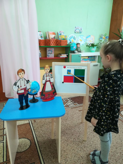 Приобщение детей к государственной символике РФ – одна из приоритетных задач в патриотическом воспитании дошкольников. Приобщение детей к государственной символике РФ – одна из приоритетных задач в патриотическом воспитании дошкольников.