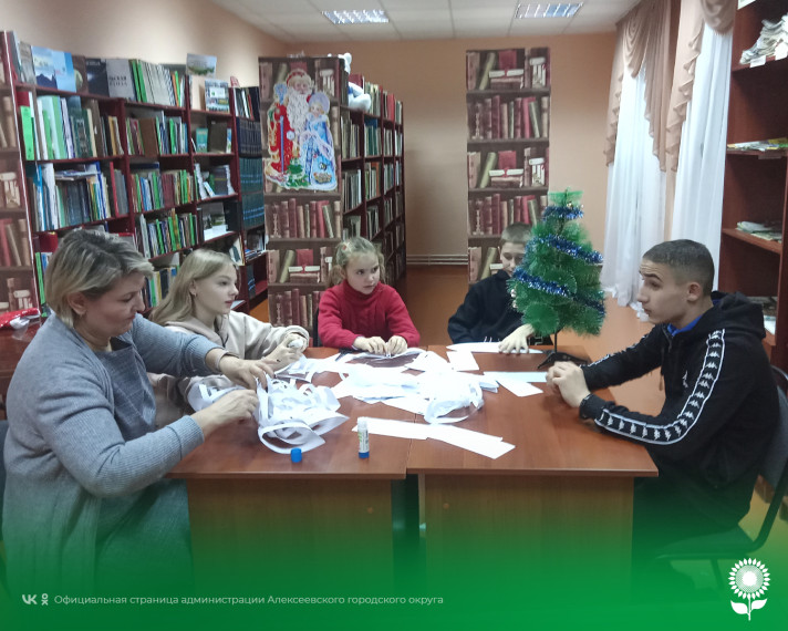 В Ковалевском сельском Доме Культуры прошёл мастер-класс по изготовлению объемных снежинок «Волшебный мир ваших рук». В Ковалевском сельском Доме Культуры прошёл мастер-класс по изготовлению объемных снежинок «Волшебный мир ваших рук».