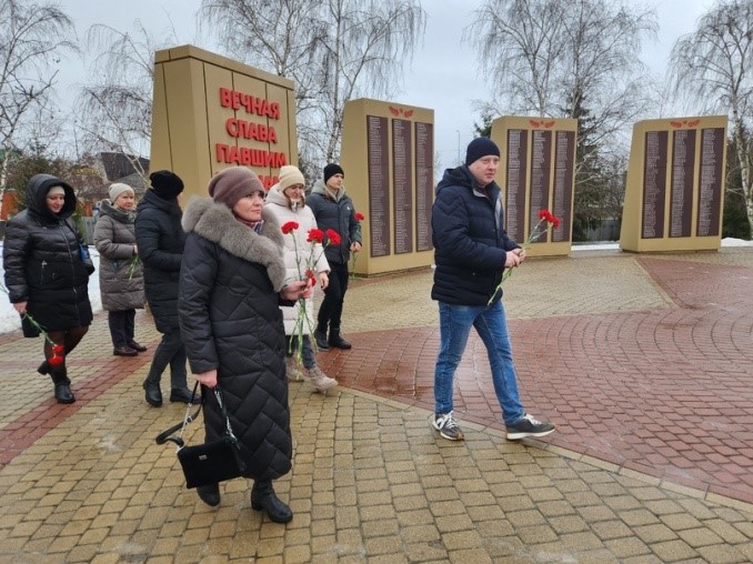 В честь 81-ой годовщины освобождения города Алексеевки и Алексеевского района от немецко-фашистских захватчиков, работники Управления культуры провели патриотический митинг.