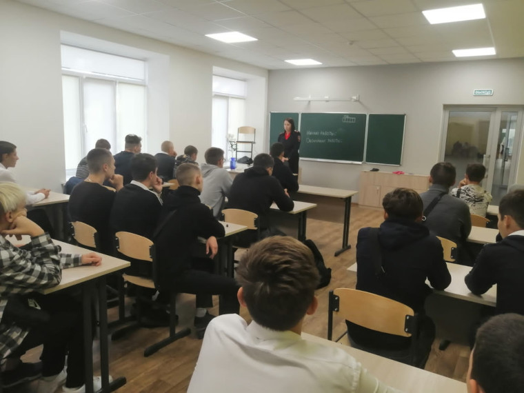 В Алексеевке автоинспекторы провели курсы ПДД для студентов.