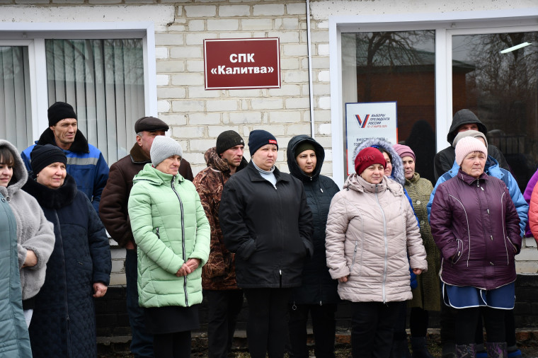 Глава администрации Алексеевского городского округа Алексей Николаевич Калашников познакомился трудовым коллективом СПК « КАЛИТВА». Глава администрации Алексеевского городского округа Алексей Николаевич Калашников познакомился трудовым коллективом СПК « КАЛИТВА».
