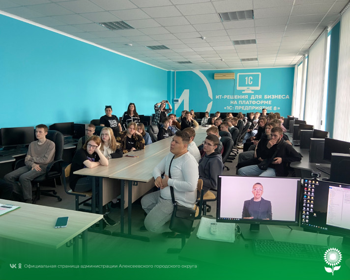 Автоинспекторы провели для студентов колледжа профилактический урок по дорожной безопасности. Автоинспекторы провели для студентов колледжа профилактический урок по дорожной безопасности.