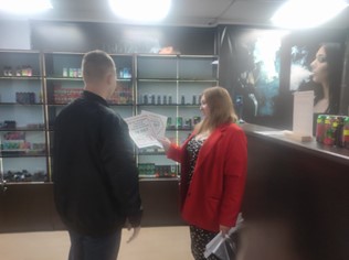 Проведена работа по проверке торговых предприятий, осуществляющих розничную продажу алкогольной и никотиносодержащей продукции, с целью выявления фактов её продажи несовершеннолетним. Проведена работа по проверке торговых предприятий, осуществляющих розничную продажу алкогольной и никотиносодержащей продукции, с целью выявления фактов её продажи несовершеннолетним.