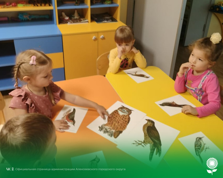 В детских садах Алексеевского городского округа прошел тематический день «Перелетные птицы».