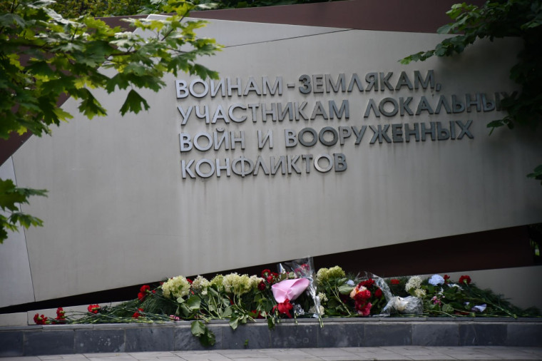 У памятника воинам-землякам, участникам локальных войн и вооружённых конфликтов в городе Алексеевка прошло мероприятие, посвящённое Дню ветеранов боевых действий. У памятника воинам-землякам, участникам локальных войн и вооружённых конфликтов в городе Алексеевка прошло мероприятие, посвящённое Дню ветеранов боевых действий.