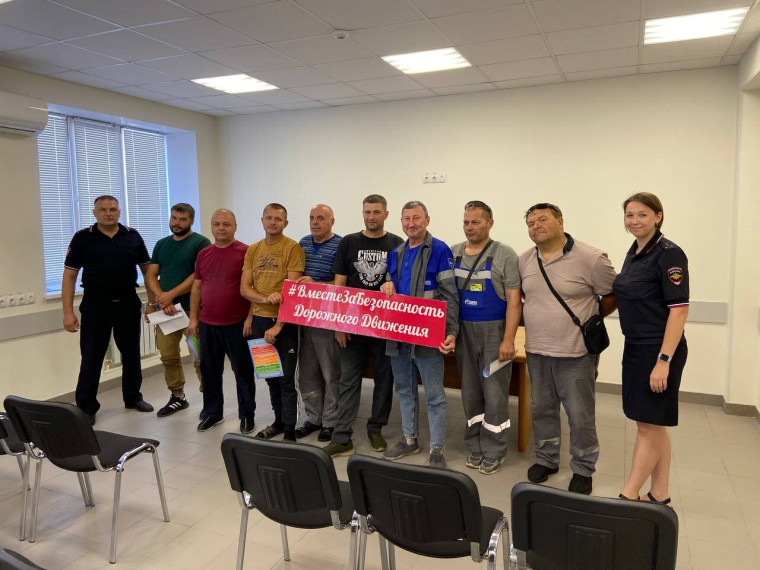 В Алексеевке сотрудники полиции провели профилактику правонарушений в сфере дорожного движения среди водителей одной из крупных компаний. В Алексеевке сотрудники полиции провели профилактику правонарушений в сфере дорожного движения среди водителей одной из крупных компаний.